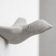 Laden Sie das Bild in den Galerie-Viewer, ein wandhaken in der schönen form eines vogels an einer weißen wand