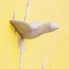 Laden Sie das Bild in den Galerie-Viewer, Grauer Vogel aus Wien in Handarbeit an einer Gelben Vintage Wand