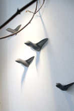 Laden Sie das Bild in den Galerie-Viewer, Kleiner Schwarm Beton - Grau (4 Vögel)