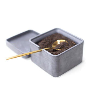 Dose für Tee und Gewürze aus Wien in Handarbeit mit passendem Löffel und nützlichem Deckel