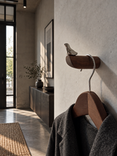 Laden Sie das Bild in den Galerie-Viewer, Vogel-Kleiderhaken aus Nussholz – handgefertigtes Design aus Wien