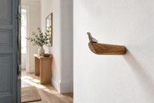 Laden Sie das Bild in den Galerie-Viewer, Vogel-Kleiderhaken aus Eichenholz – handgefertigtes Design aus Wien
