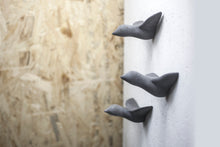 Laden Sie das Bild in den Galerie-Viewer, Vogel-Wandhaken aus Beton – Schwarz | Einzelhaken &amp; 3er-Set