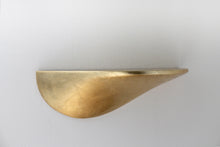 Laden Sie das Bild in den Galerie-Viewer, Wandregal aus Beton mittel - gold