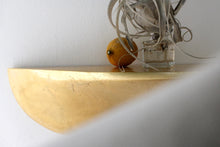 Laden Sie das Bild in den Galerie-Viewer, Wandregal aus Beton mittel - gold