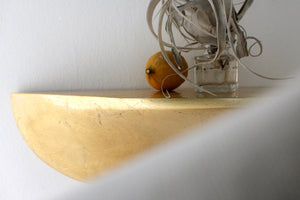 Wandregal aus Beton mittel - gold