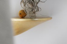 Laden Sie das Bild in den Galerie-Viewer, Wandregal aus Beton mittel - gold