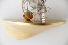 Laden Sie das Bild in den Galerie-Viewer, Wandregal aus Beton mittel - gold