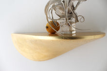 Laden Sie das Bild in den Galerie-Viewer, Wandregal aus Beton mittel - gold