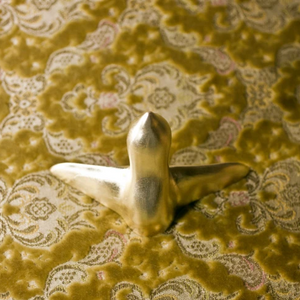 Das Haus mit einem goldenen Vogel verschönern, etwas Besonderes nach Hause bringen