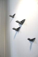 Laden Sie das Bild in den Galerie-Viewer, Kleiner Schwarm Beton - Grau (4 Vögel)