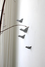Laden Sie das Bild in den Galerie-Viewer, Kleiner Schwarm Beton - Hellgrau (4 Vögel)