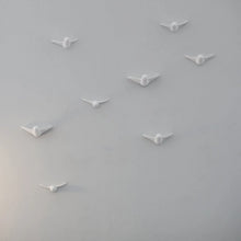 Laden Sie das Bild in den Galerie-Viewer, Mit Thomas Poganitsch entwickelt sich eine neue Form Wiener Stuck der in Form von Vögeln aus Keramik die Wände durchbricht