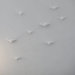 Mit Thomas Poganitsch entwickelt sich eine neue Form Wiener Stuck der in Form von Vögeln aus Keramik die Wände durchbricht