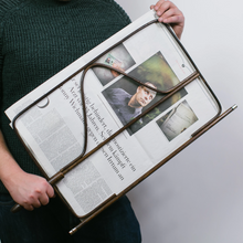 Laden Sie das Bild in den Galerie-Viewer, Brauner Wiener Kaffeehaus-Zeitungshalter mit großer Zeitung bis 57 cm Höhe